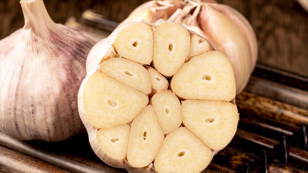 吃生大蒜抗癌真实性如何,生吃大蒜可以抗肿瘤吗