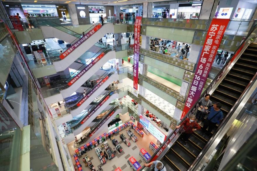 年轻人在网上买东西还是实体店多,现在年轻人去实体店买东西