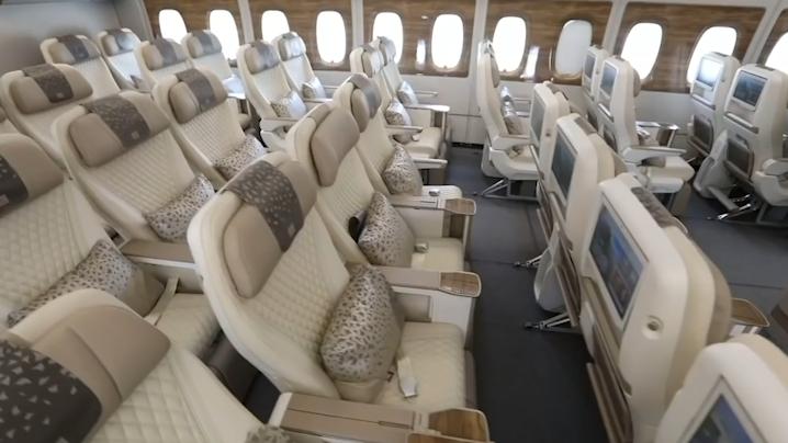 高铁乘务员月薪有8000多吗,高铁乘务员工资一般多少