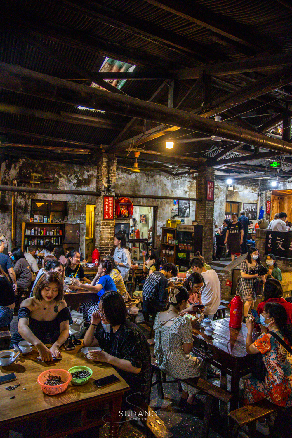 老重庆人的“网红生活”：画家资助老茶馆，大明星打卡旧书屋