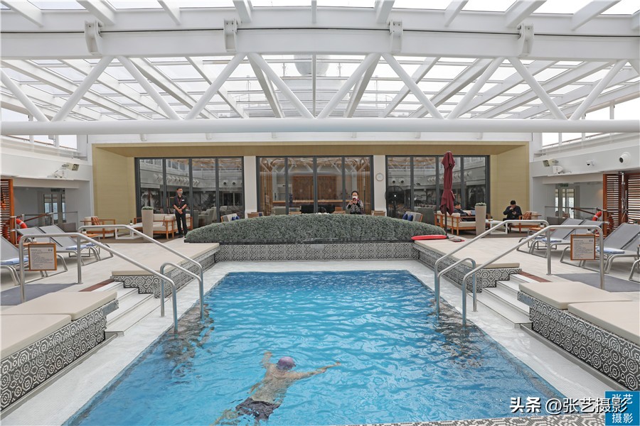 悬挂五星红旗豪华邮轮招商伊敦号，穿过百年历史尘烟再次启航