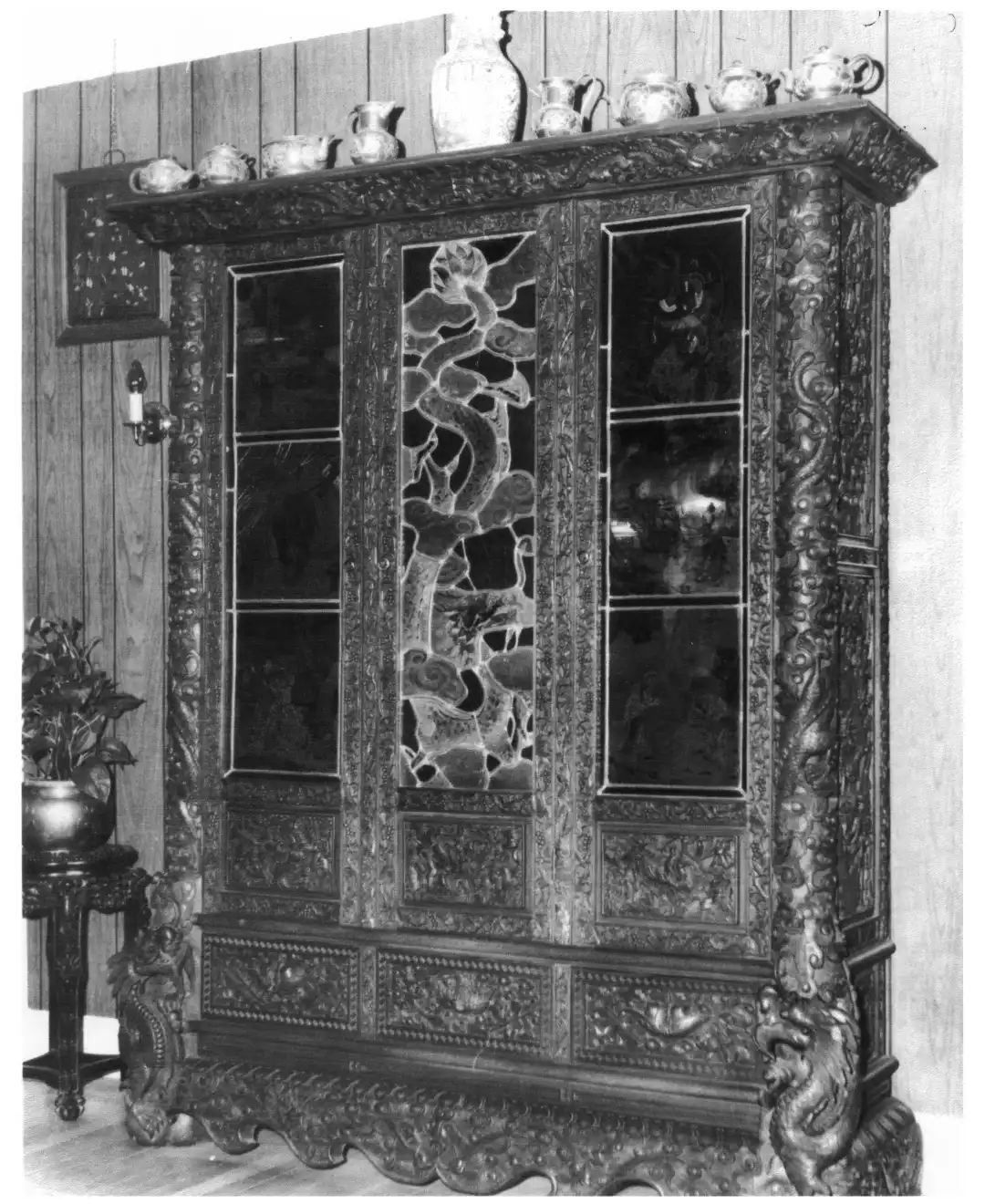 海上文脉看徐汇丨土山湾彩绘玻璃雕花橱柜回归始末