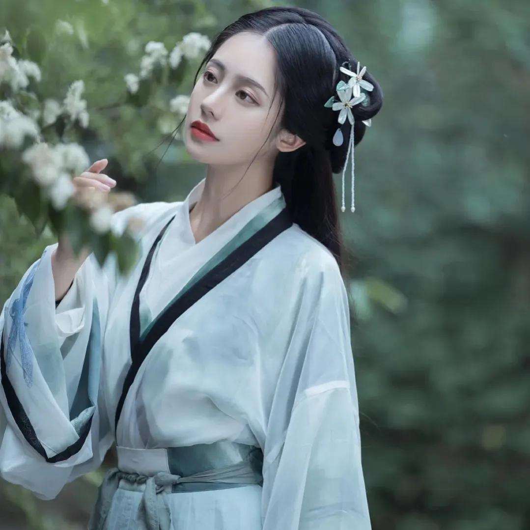 从失宠皇后变成受宠皇后我表面上光鲜华丽，实际上周遭充满了算计