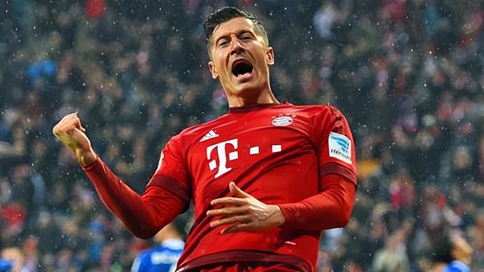 莱万多夫斯基正式亮相诺坎普球场,莱万多夫斯基诺坎普