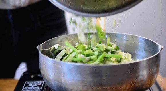 春天吃过冬葱有什么好处,春节吃葱寓意什么