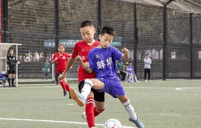 蚌埠成人笼式足球赛,笼中比赛