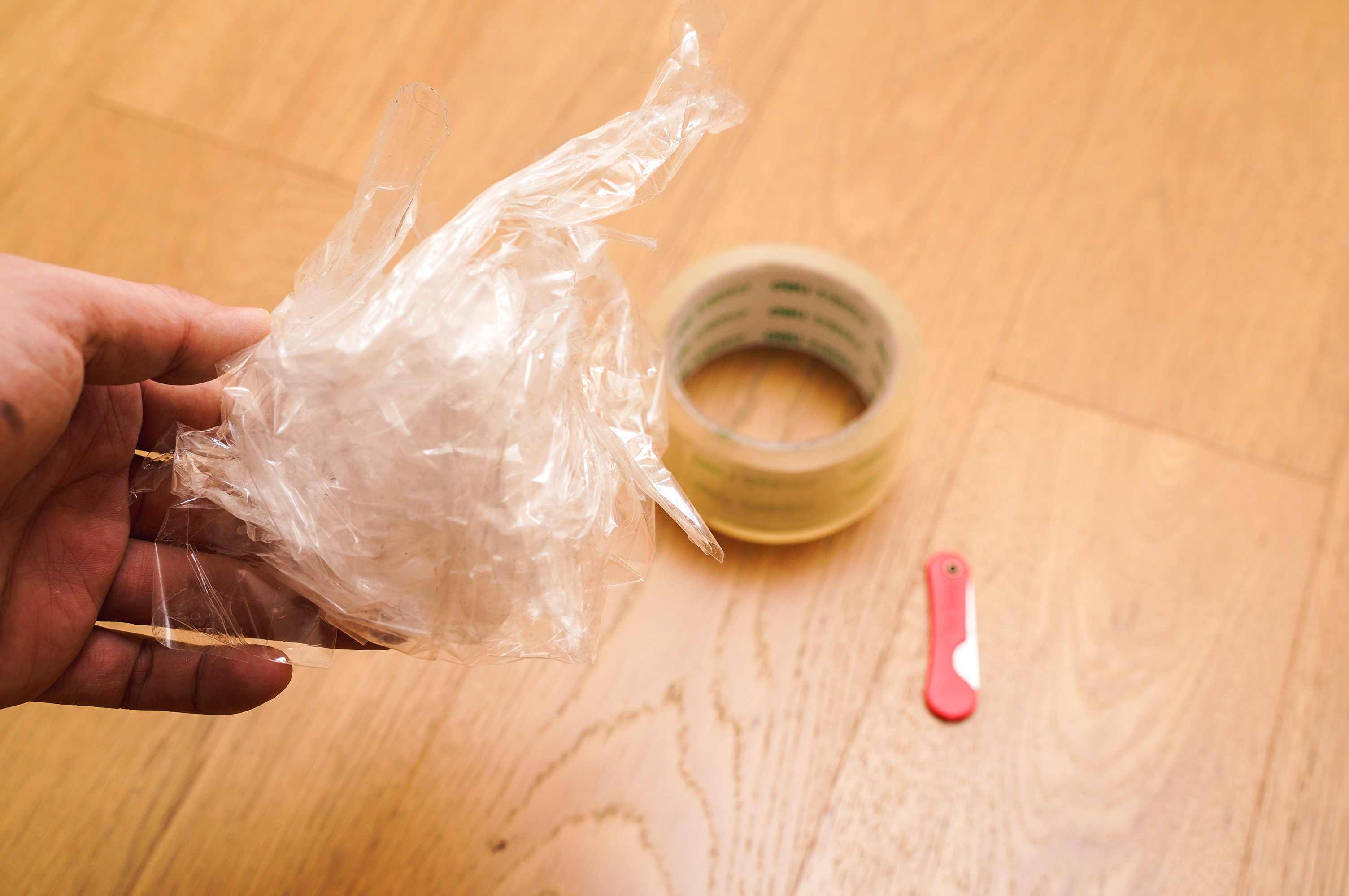 木地板缝隙大如何处理最简单,无缝木地板两边缝隙过大怎么补救