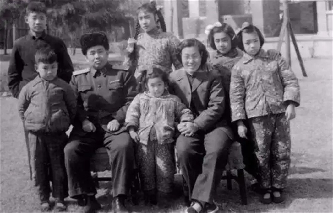 1955年，*世友许**不满军衔找总理发牢骚，总理沉默片刻说出两个名字