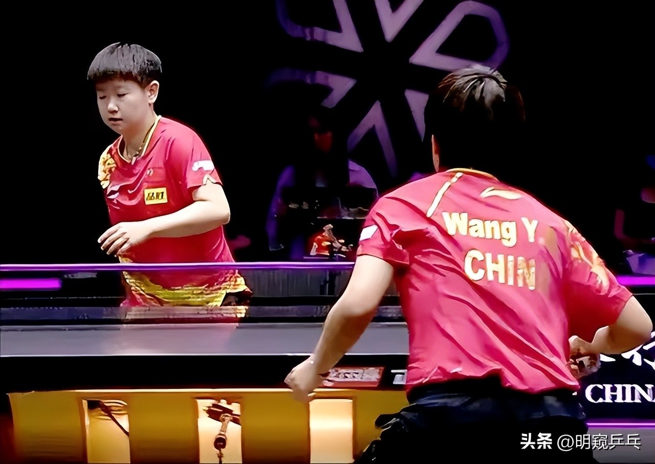 孙颖莎王曼昱同款卫衣,孙颖莎王曼昱李宁羽绒服合影