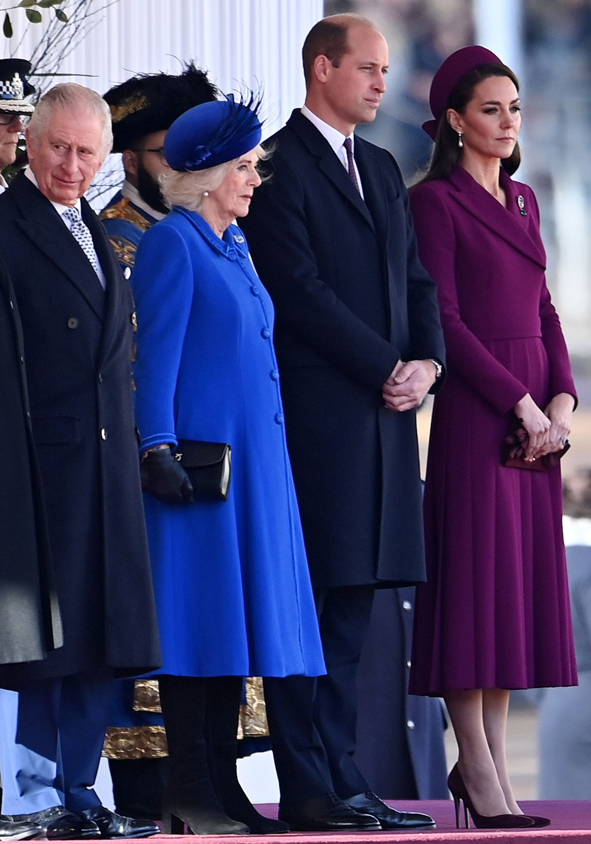 国宴显尊卑！卡米拉戴全套蓝宝石，凯特王妃用珍珠致敬女王和戴妃