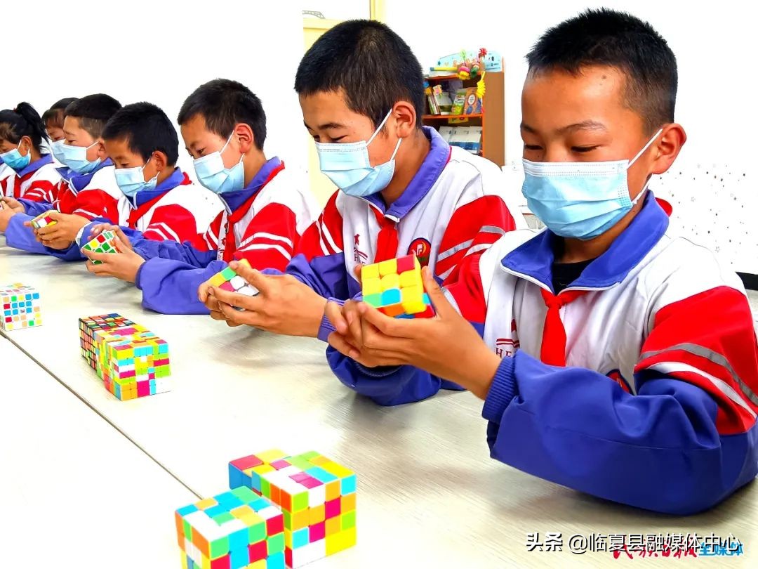 表演竹竿舞跳绳,跳绳竹竿舞大课间