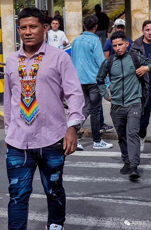 13岁奇迹女孩坠机后带弟妹丛林求生40天，竟是因被继父长期性侵，躲避所有救援