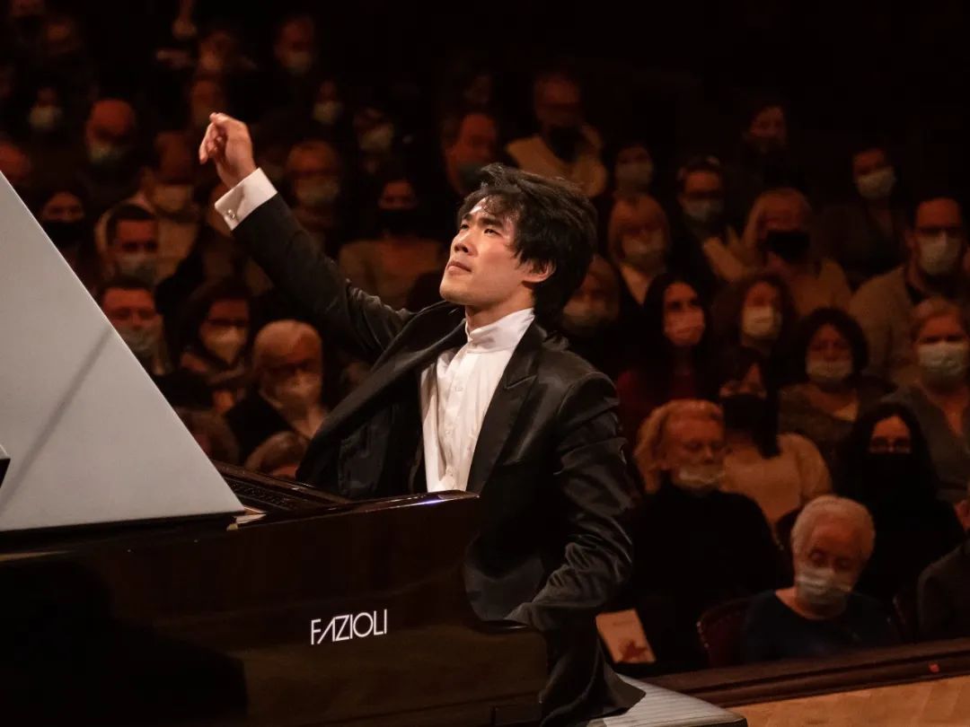 8岁学弹琴是不是太晚了,8岁开始学钢琴太晚了吧