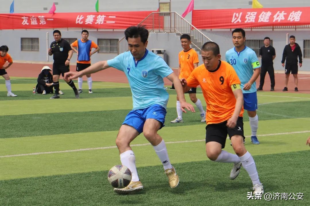 瞧瞧～警察队伍里的“足球小子”！