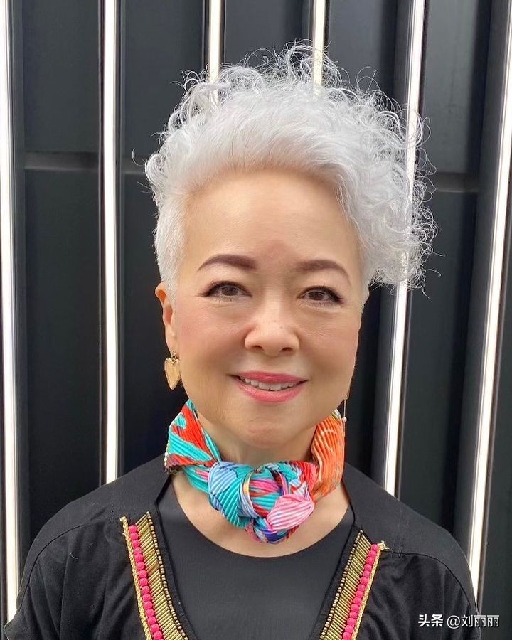 满头白发老年女性齐耳短发烫发,60岁妈妈白发短发最新发型