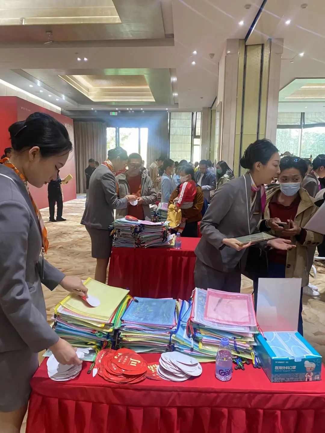 近1000人挤在朗丽兹西山花园酒店,越秀是真秀