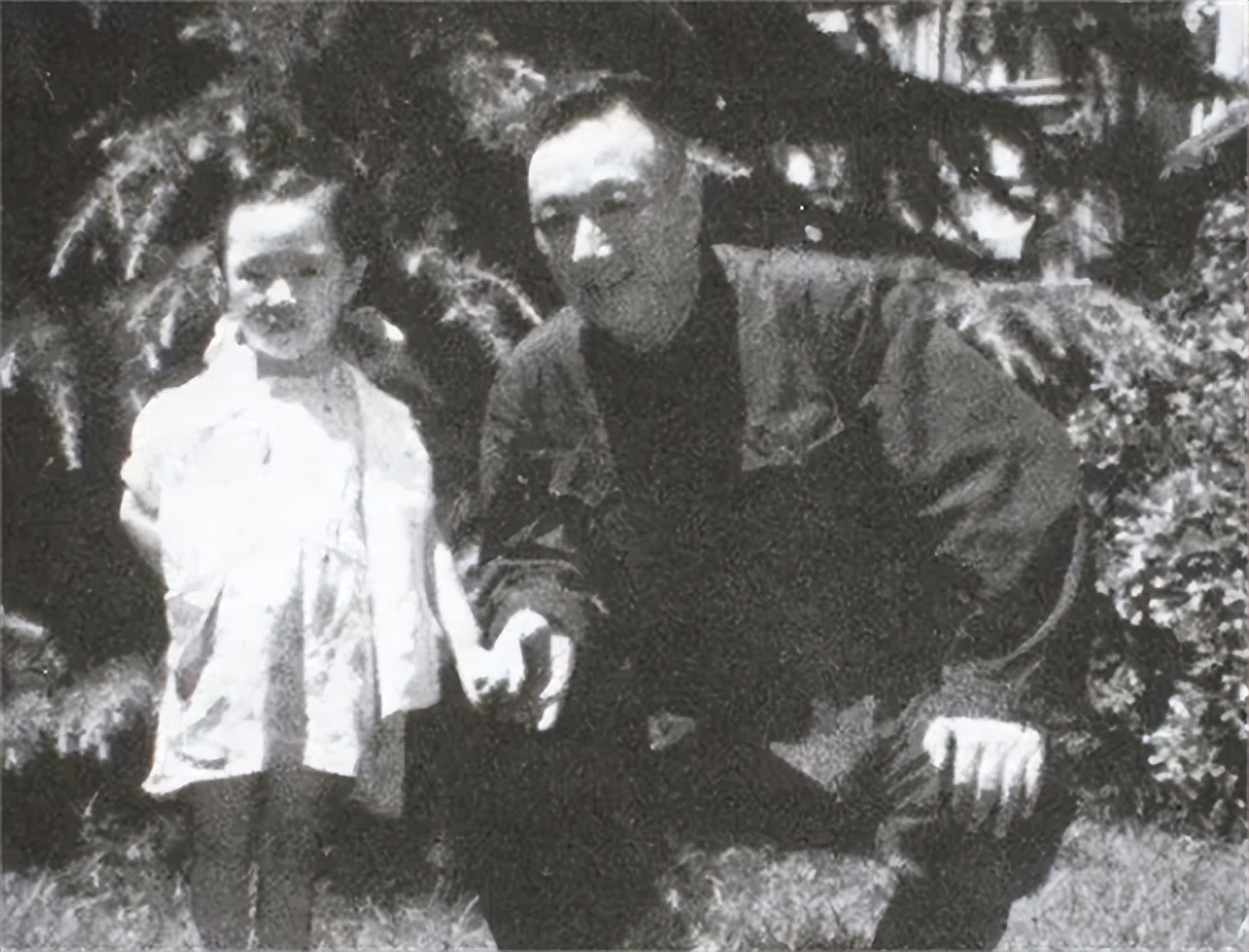 柯庆施任上海市长，被*员复**军人拦车，柯庆施：放开他，诉状收过来