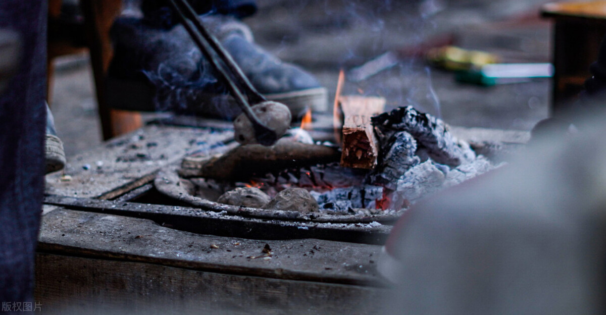 冬天农村柴火炉取暖,现在农村可以用炭火炉取暖吗
