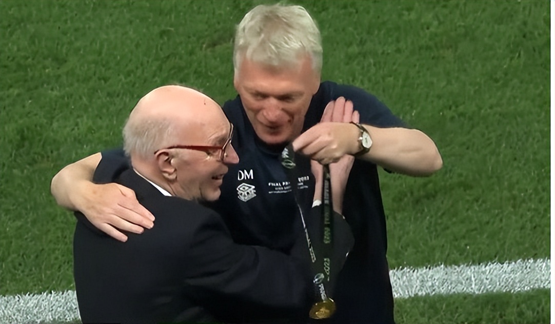 莫耶斯教练为87岁的父亲挂欧足联冠军奖牌