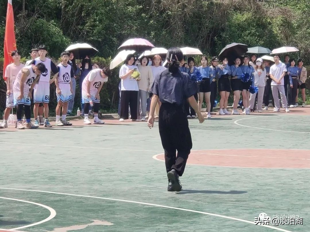 英姿飒爽的女裁判员,英姿飒爽篮球裁判