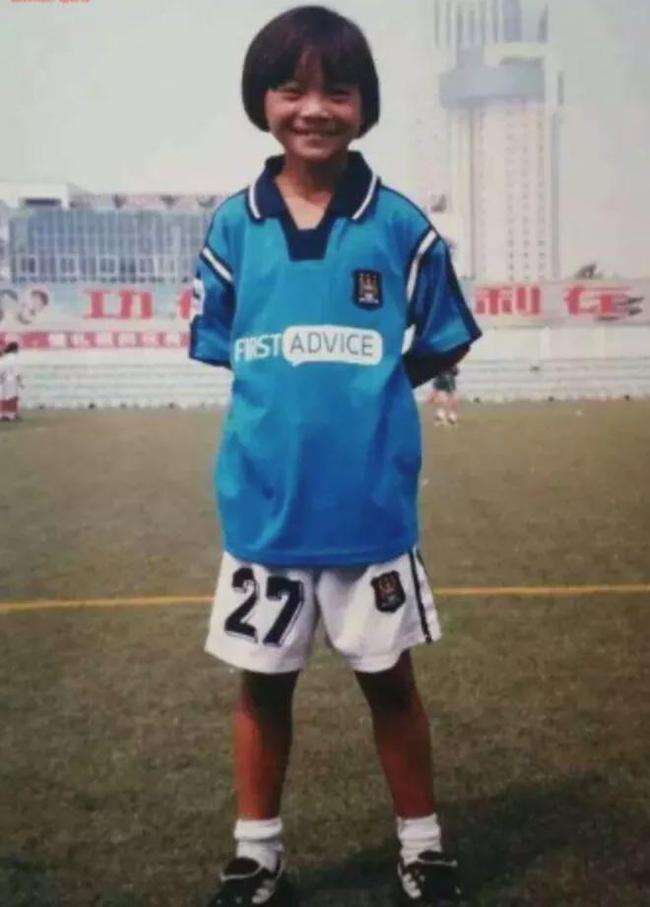 足球运动员王霜,王霜被谁养大的