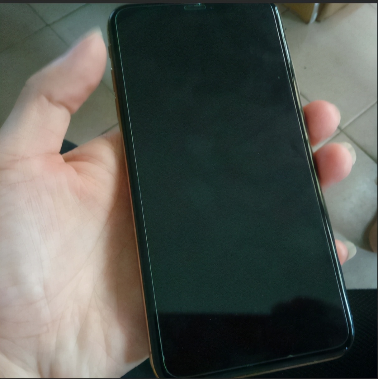 iphone12黑屏强制关机发出警报声,iphone12黑屏强制关机有警报声