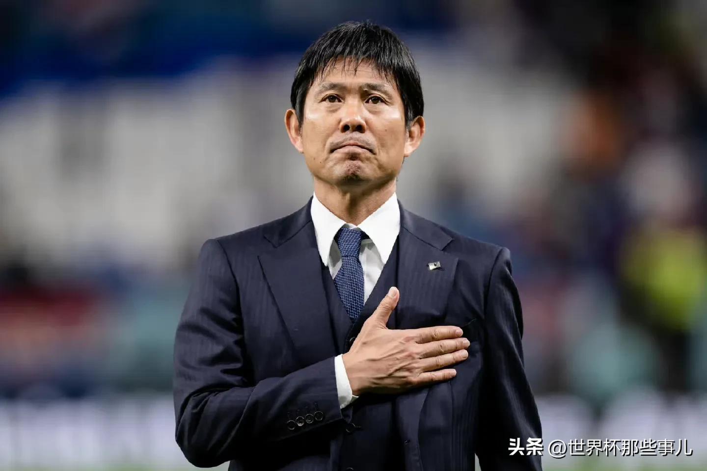 日本主帅鞠躬致歉,日本队主教练向球迷致歉