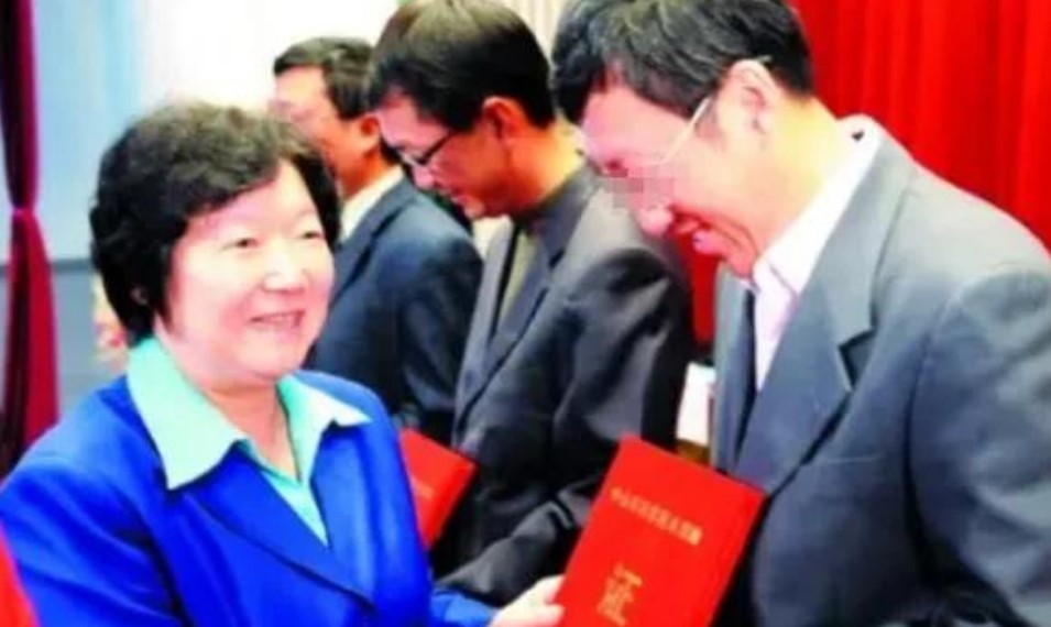 “无知女贪”李启红：炒股4个月敛财1983万元，判11年罚2000万