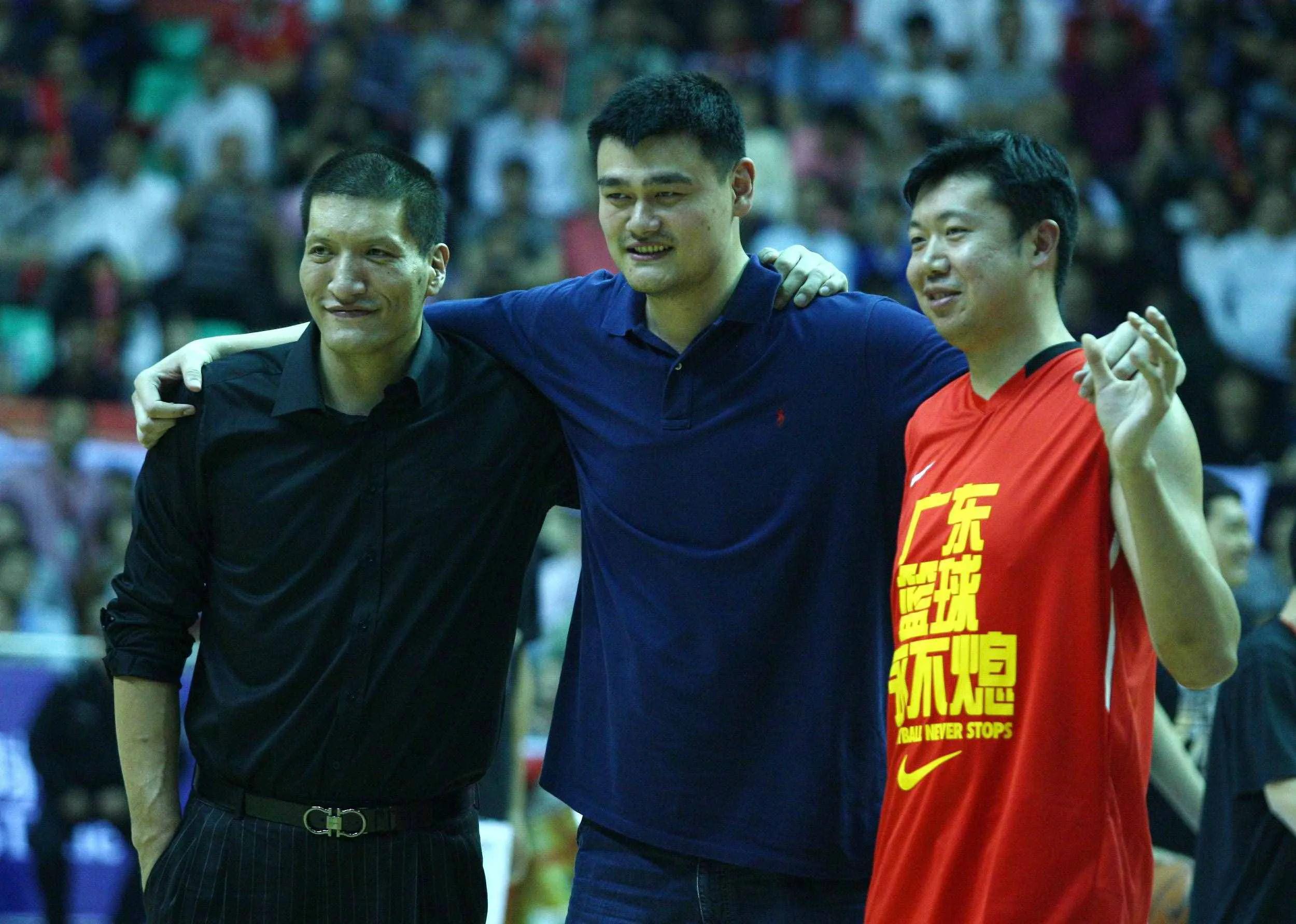 王治郅穿军装与现任妻子照片,追风少年王治郅