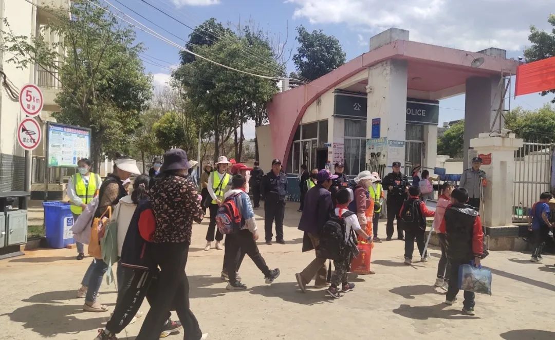 普法强基|石林风景区派出所“2+2+N”护校“安全伞”保平安