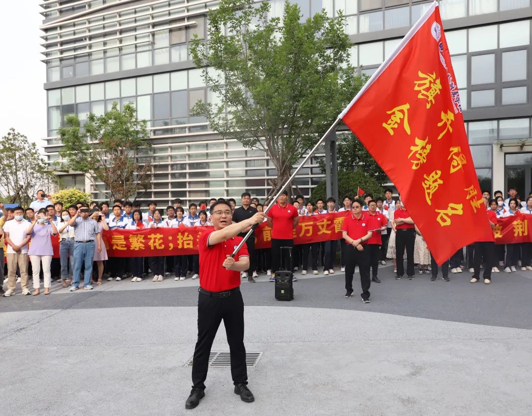 刚刚，青岛5万多勇士霸气走进战场！少年，此去何求？夺盛名、拔头筹、争魁首、独占鳌头！