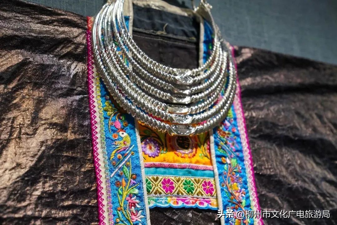 “巧手织就彩衣裳”市群艺馆馆藏少数民族服饰之“霓裳羽衣”，邀你云观展