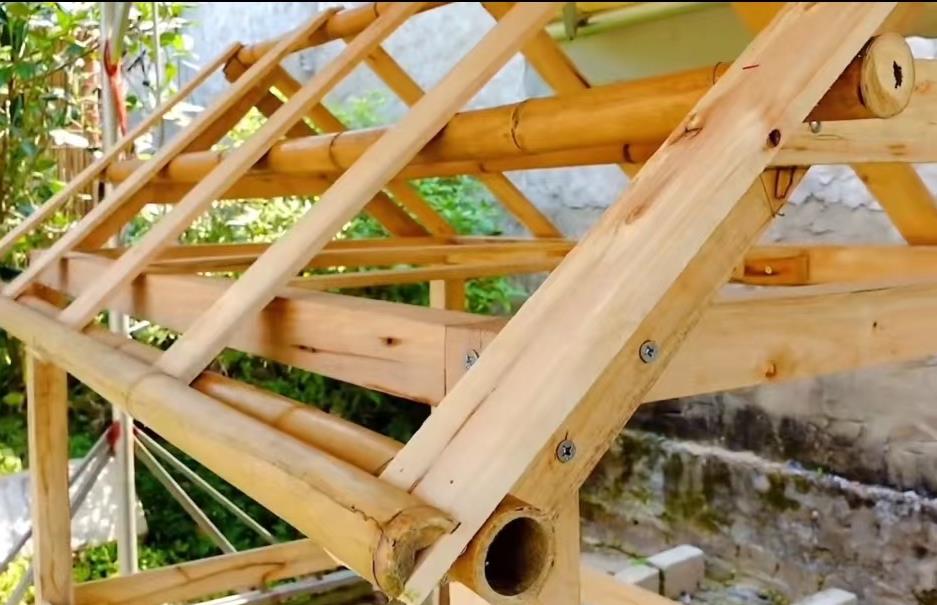 小哥把竹子编织成长方形鸡笼,小哥建造鸡舍