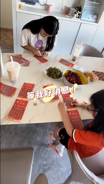 女子过生日收到刮刮卡,朋友过生日送刮刮卡