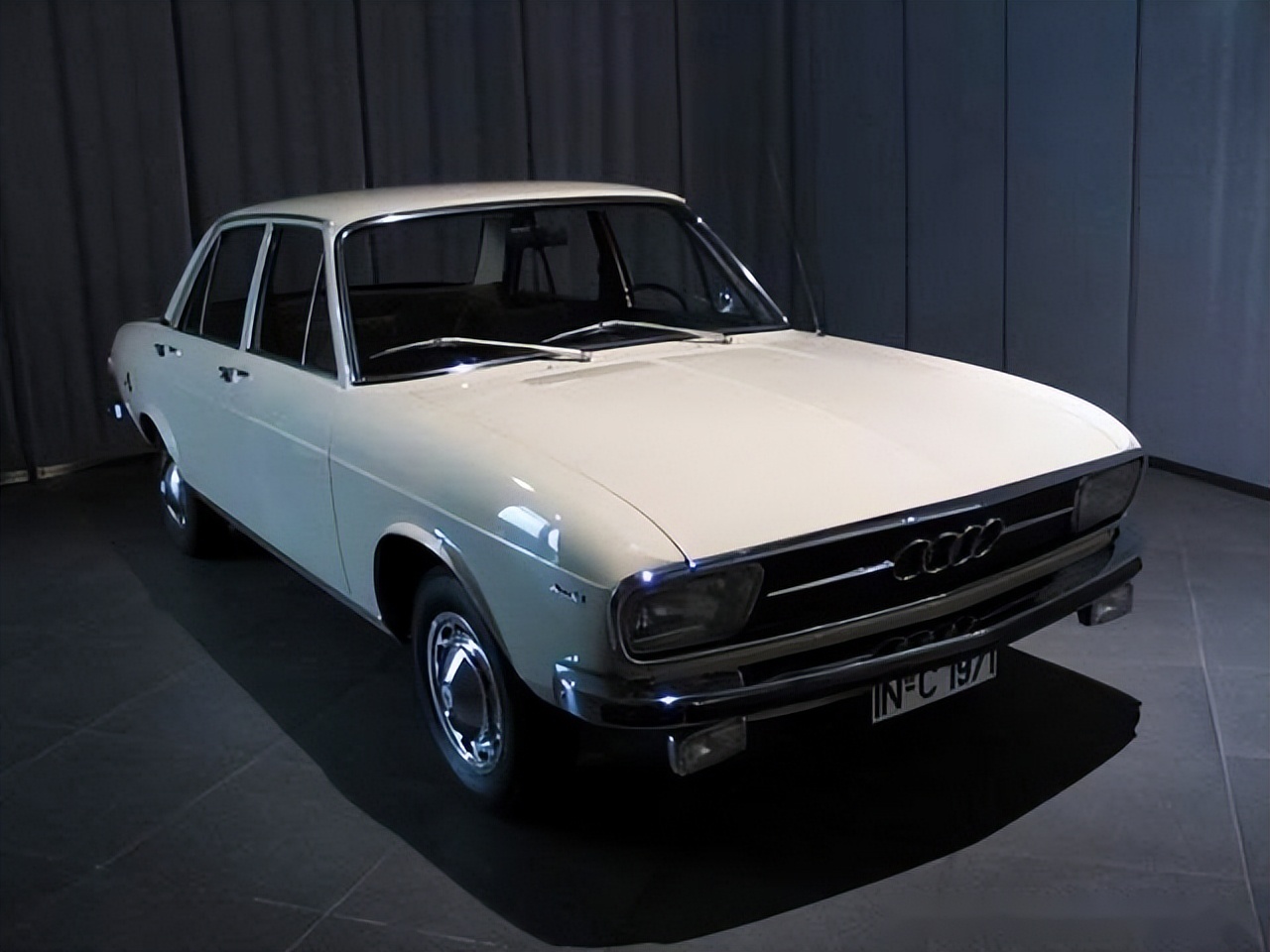 奥迪logo发光,奥迪换新标logo