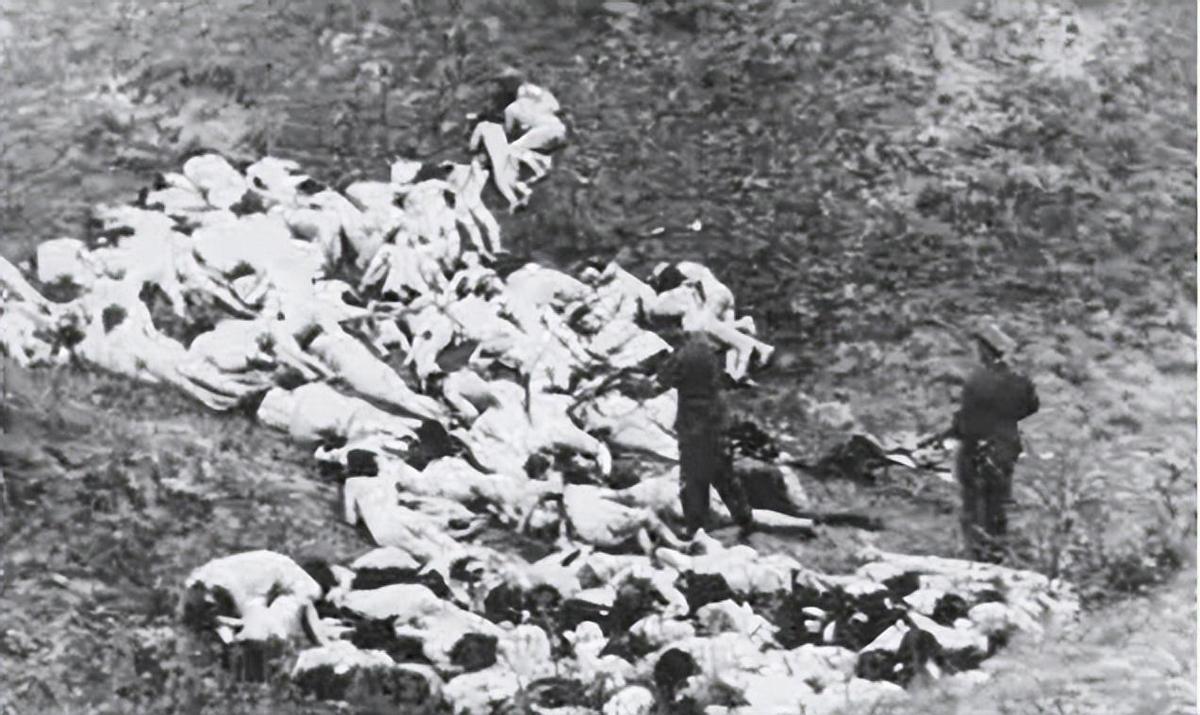 变态的纳粹德国,*光脱**犹太人女人衣服,集体*杀屠**!2