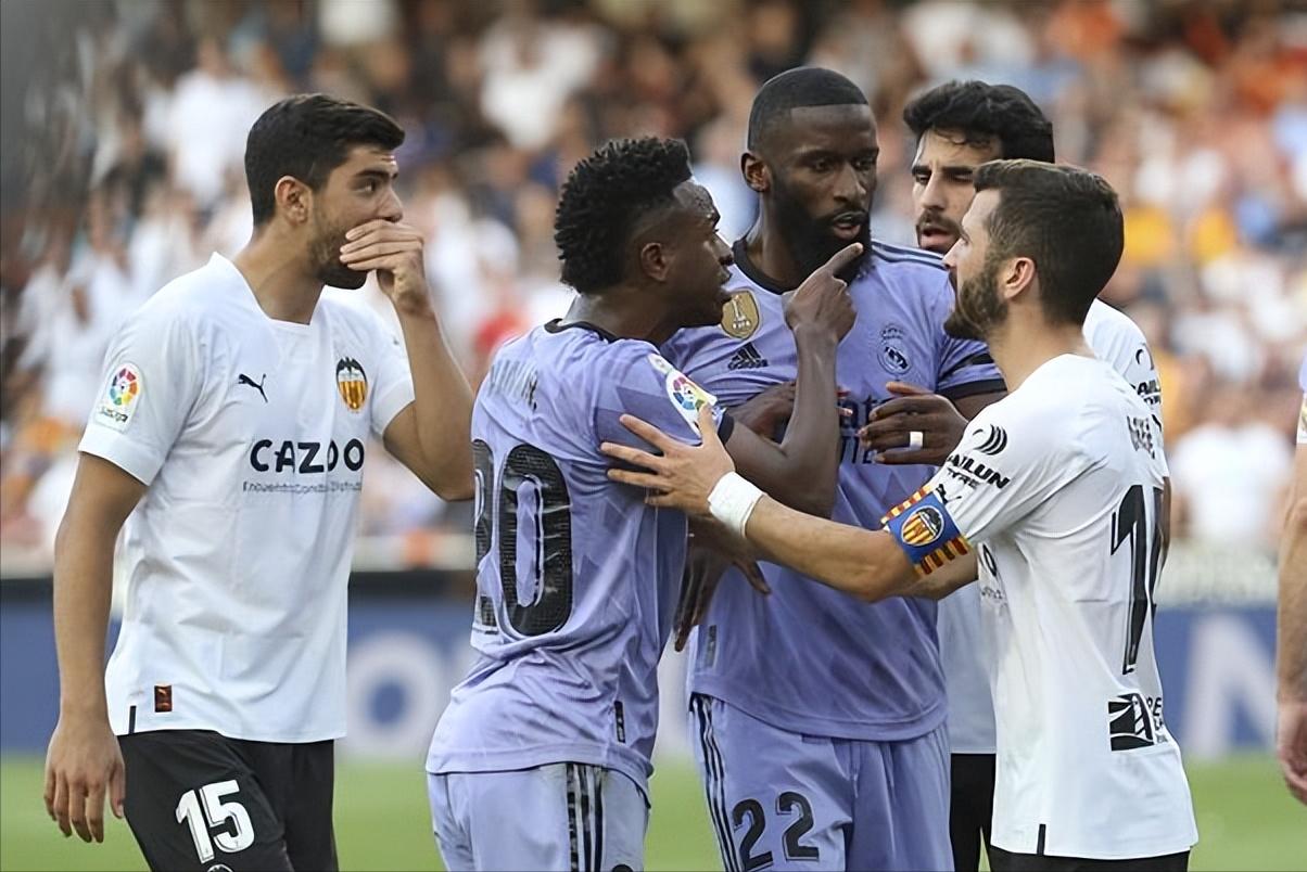 从梁靖崑“黄香蕉”事件到维尼修斯遭歧视,体坛种族主义屡禁不止