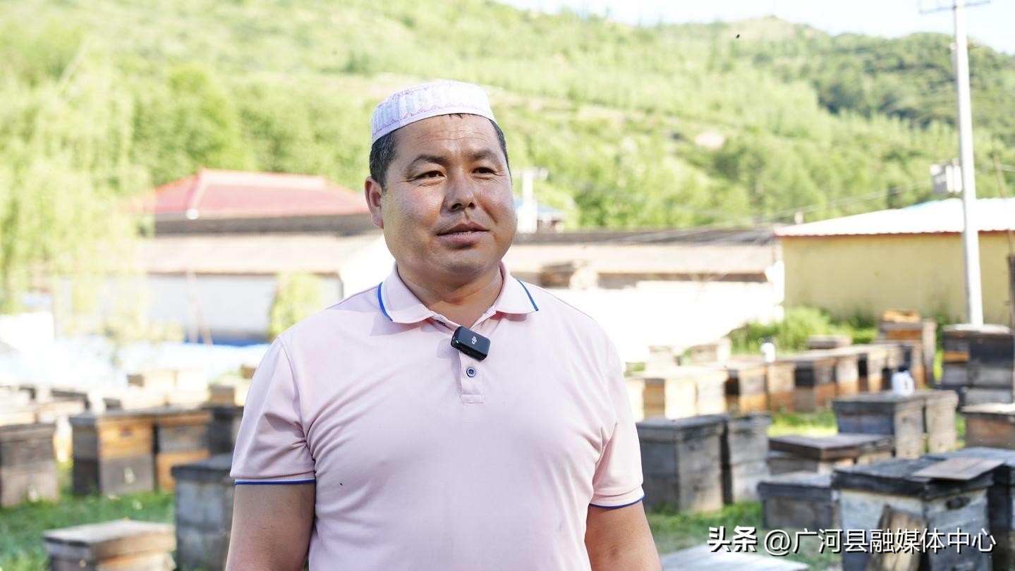 80后养蜂夫妻的日常生活,80后养蜂人的视频