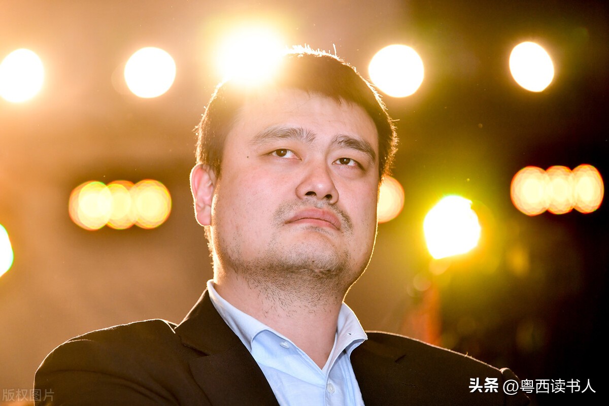 姚明和周琦最新信息,姚明球场外穿西装看球照片