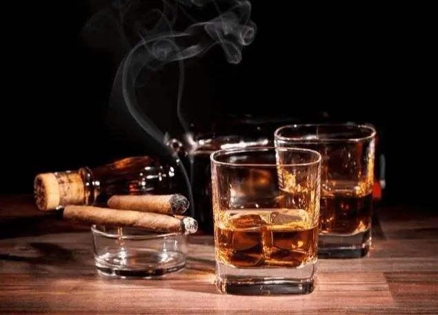 男子酒后说胳膊疼，检查心电图并无异常，心内科主任：快抢救