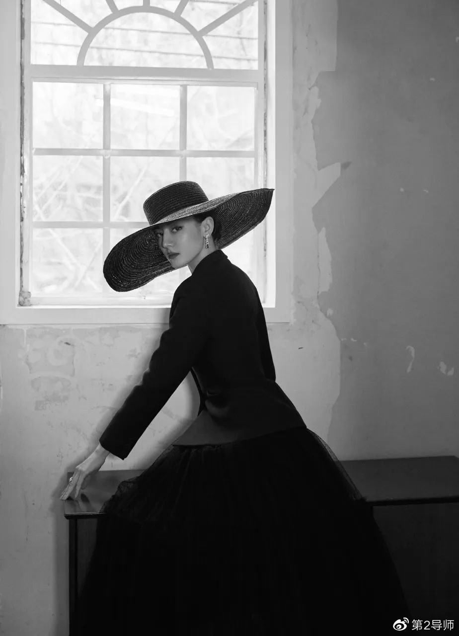 微博之夜红毯红色礼裙造型,微博之夜明星都有几套高定