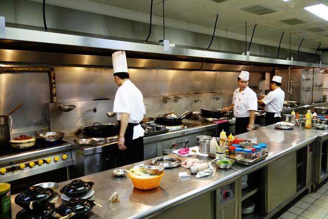 10年前借给发小50万买门面，10年后他哀求:128万的门面抵50万还你