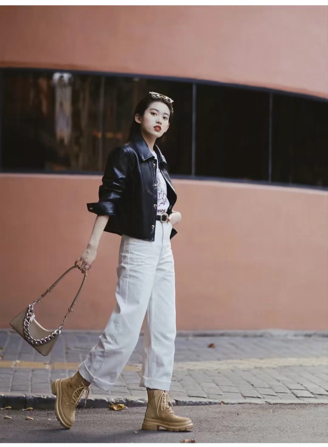 黑色皮衣套装甜酷风,皮衣复古风穿搭