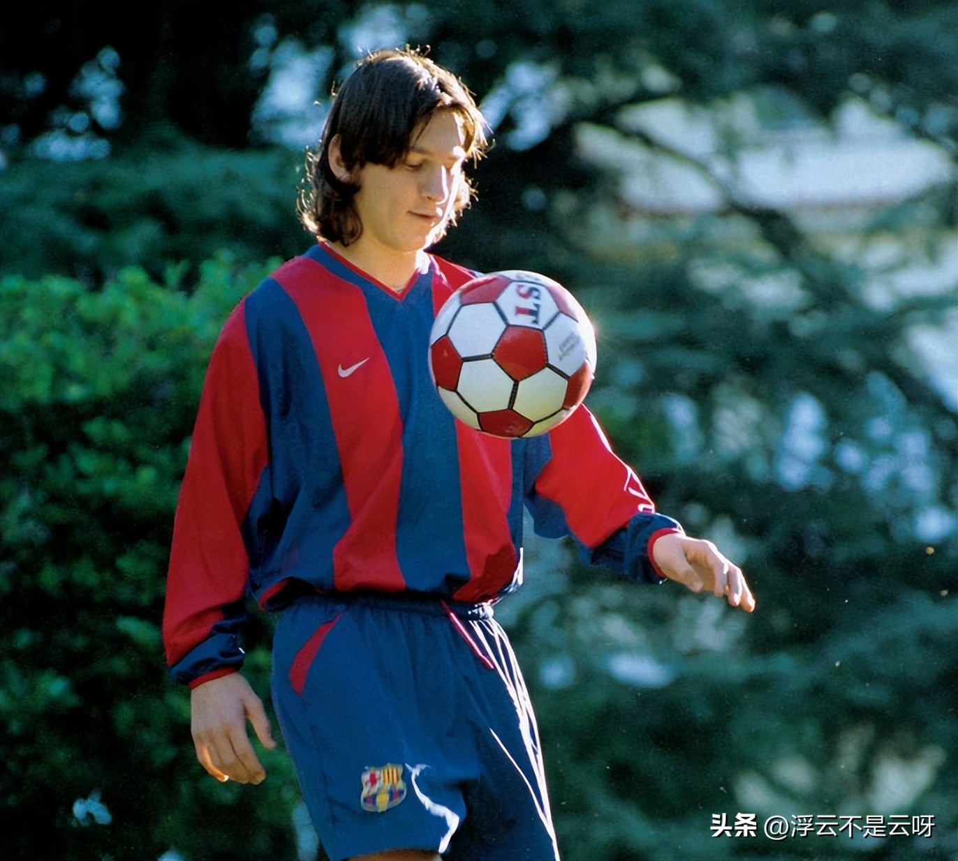 因个子矮被抛弃的足球巨星,出生贫寒17岁却成为足球界的传奇