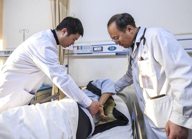 男子饮酒后晕倒医生无力回天,男子喝酒腹痛急诊