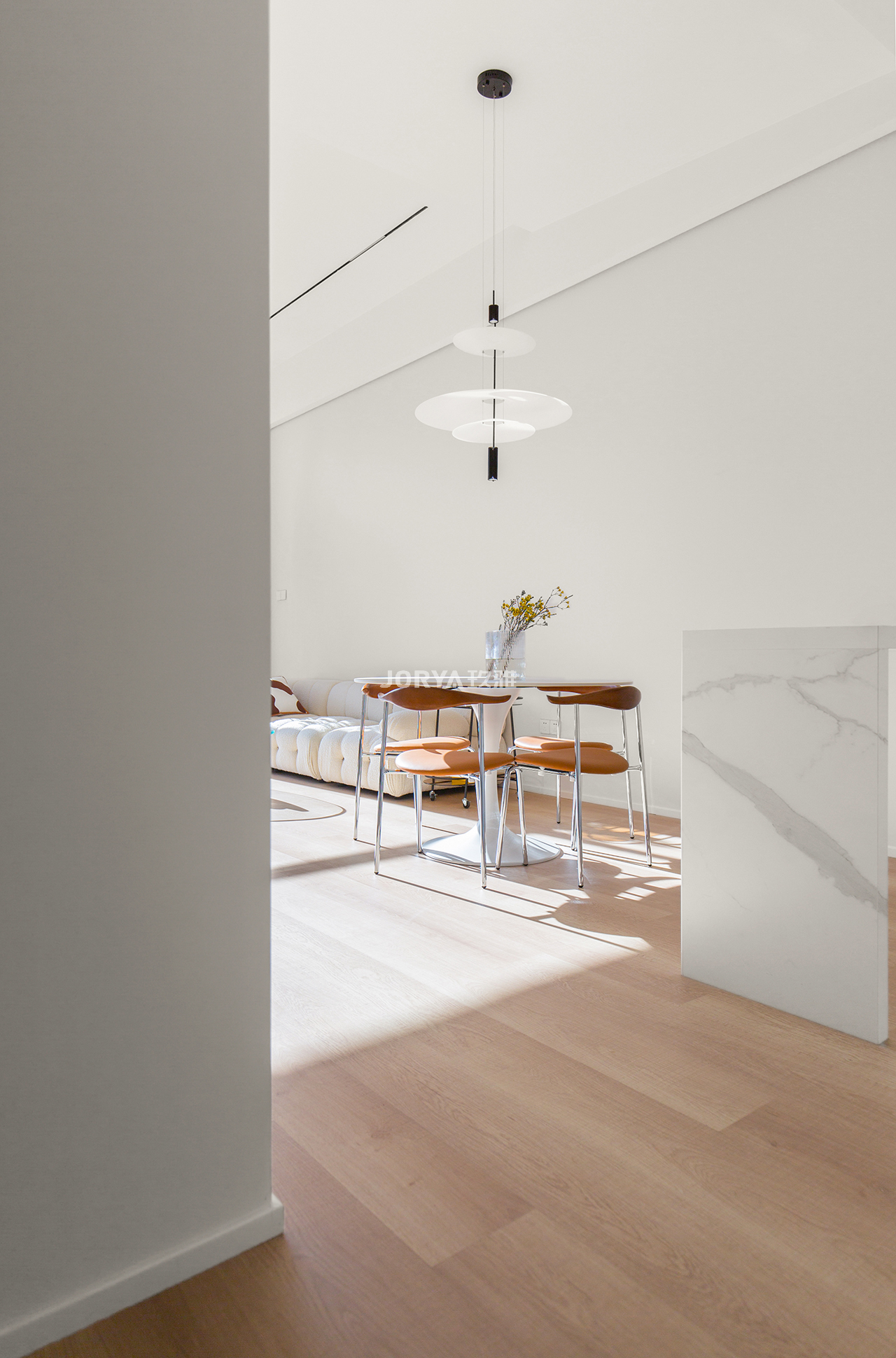 斜坡造型吊顶,斜坡屋顶木板吊顶