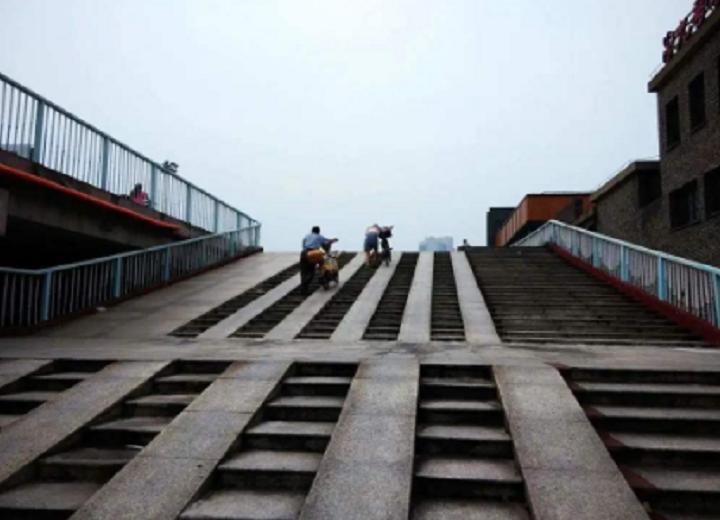 电动车用久了爬坡无力的修理方法,学电动车爬坡技巧和下坡技巧