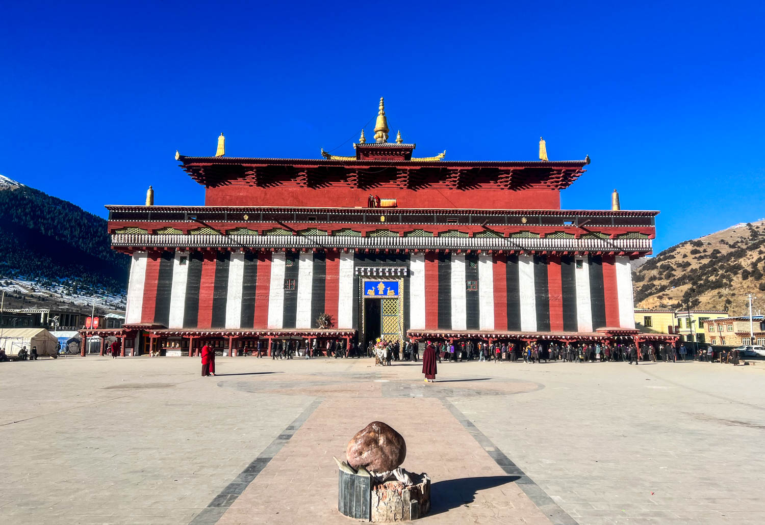 *藏西**小城以大山为名，雪山湖泊马鹿美如画，被称为东方小瑞士