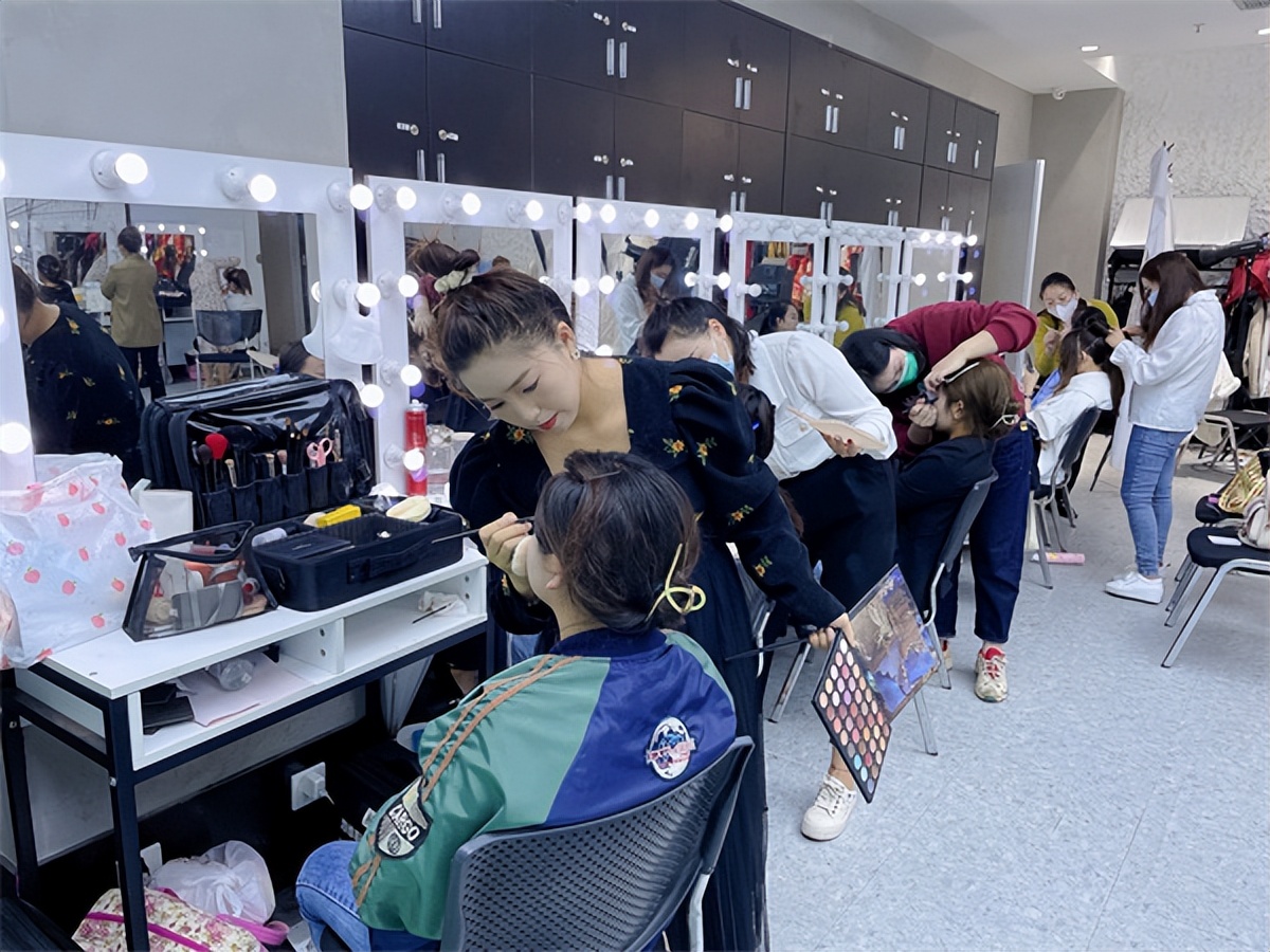 昆明学化妆培训哪家好十大排名,昆明学化妆美容哪家好