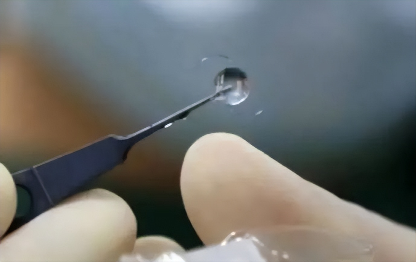 年纪大了看不清能戴老花镜吗,年纪大了看不见眼睛